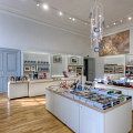 Sklep z pamiątkami i książkami, rezydencja królewska w Fontainebleau, Francja<br />Architekt: Patrick Ponsot, projektant: Julien Kolmont de Rogier